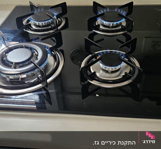כיריים גז עם להבות דולקות במטבח